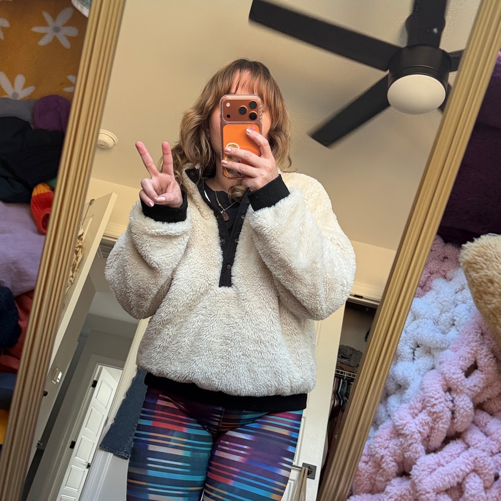 Women's fuzzy sweater - Picture 5 of 6